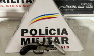 Ação ocorreu após denúncia e patrulhamento, resultando na apreensão de arma calibre 32. Foto — Polícia Militar.