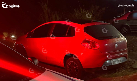 Fiat Bravo com queixa de furto foi encontrado no bairro Passa Dez; dupla foi localizada em outro ponto da cidade após denúncia. Foto — Polícia Militar.