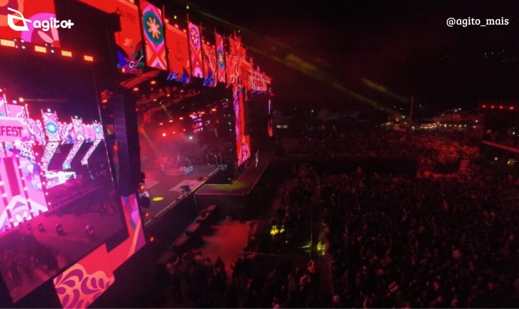 Mais de 30 mil pessoas marcaram presença na abertura da Julifest 2025 em Itabirito, que contou com shows vibrantes, participação de autoridades e destaque para a apresentação da cantora Mari Fernandez. Foto — João Sales/Agito Mais.