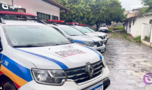 Dois homens, de 24 e 25 anos, foram detidos pela Polícia Militar após tentativa de roubo contra três estudantes em Itabirito (MG). Foto — Hugo Avelino/Agito Mais.