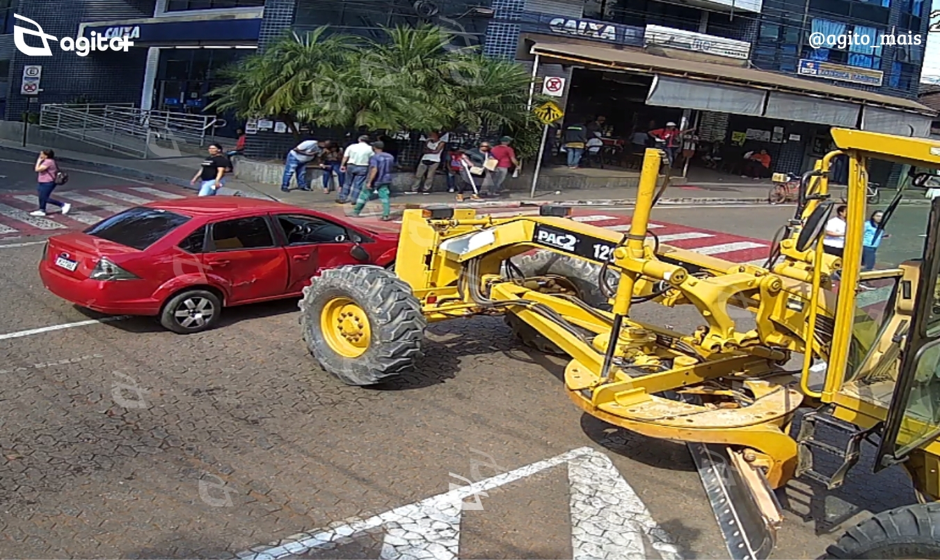 Acidente entre veículo de passeio e máquina da Prefeitura não deixou feridos, mas resultou em autuação por CNH incompatível. Foto — reprodução.
