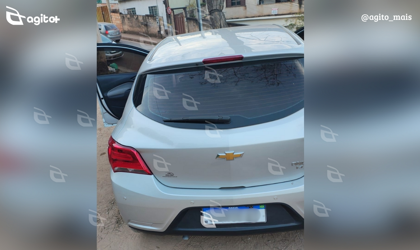 Chevrolet Onix com indícios de adulteração foi apreendido no bairro Quinta dos Inconfidentes após patrulhamento da PM. Foto — Polícia Militar.