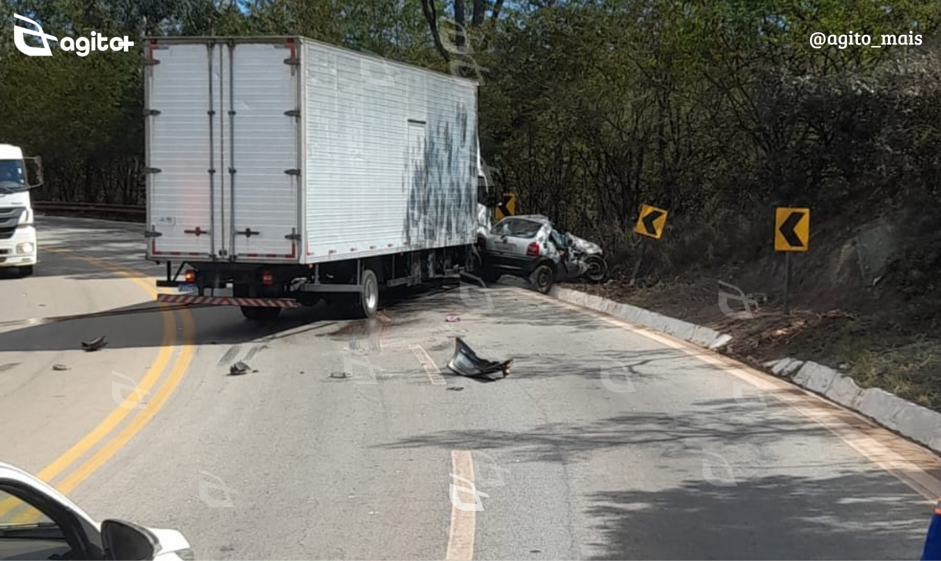 Vítimas estavam em carro que invadiu a contramão. Foto — reprodução grupos de WhatsApp.