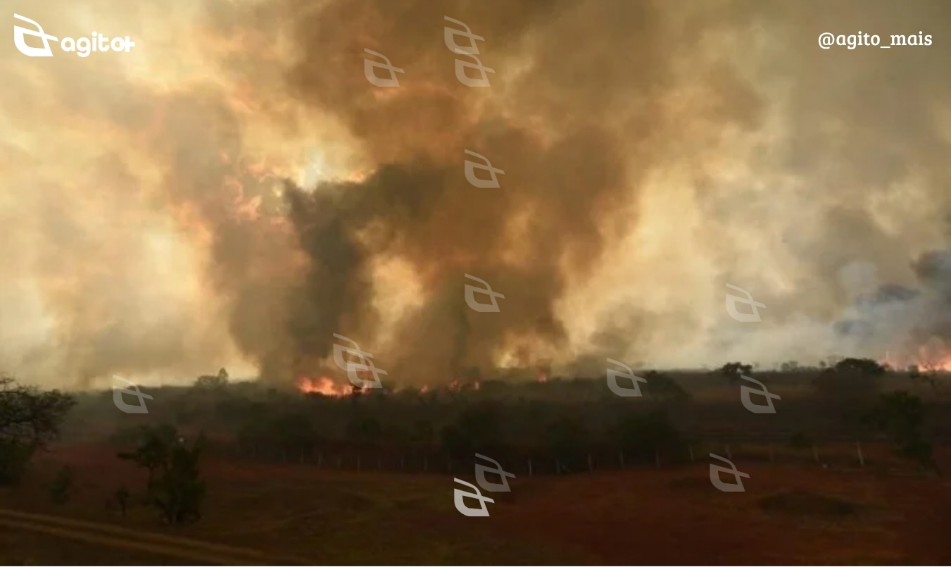 Queimadas ilegais colocam em risco a saúde da população e a integridade ambiental da cidade. Foto — crédito: Minervino Júnior/CB/D.A.Press.