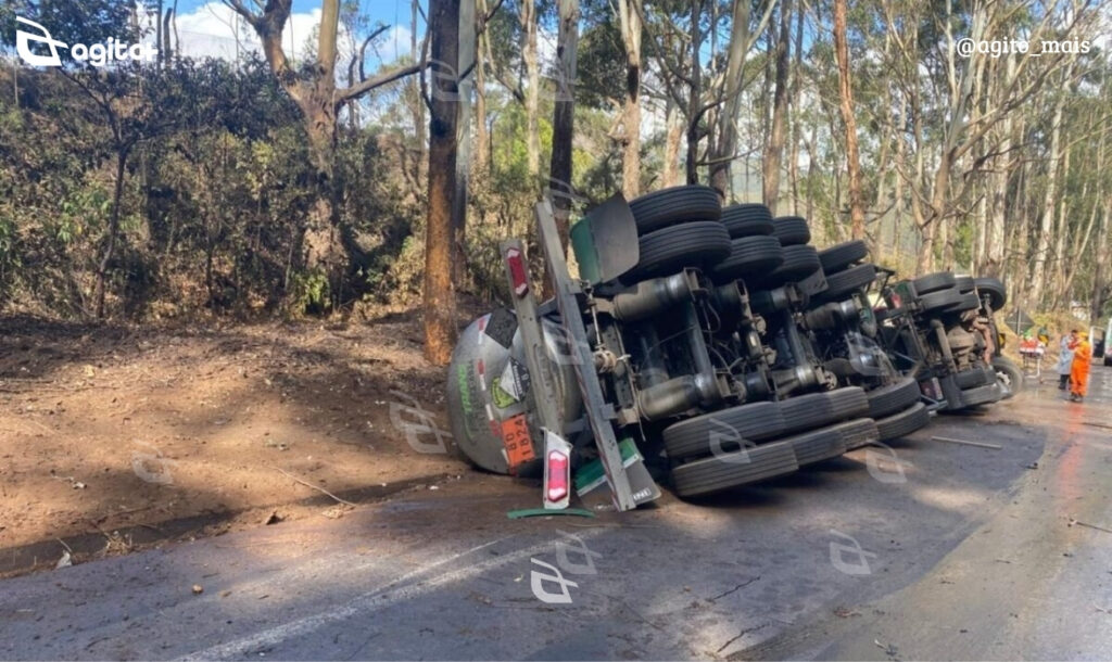 Acidente provoca interdição total da rodovia e risco de contaminação hídrica na região. Foto — CBMG.