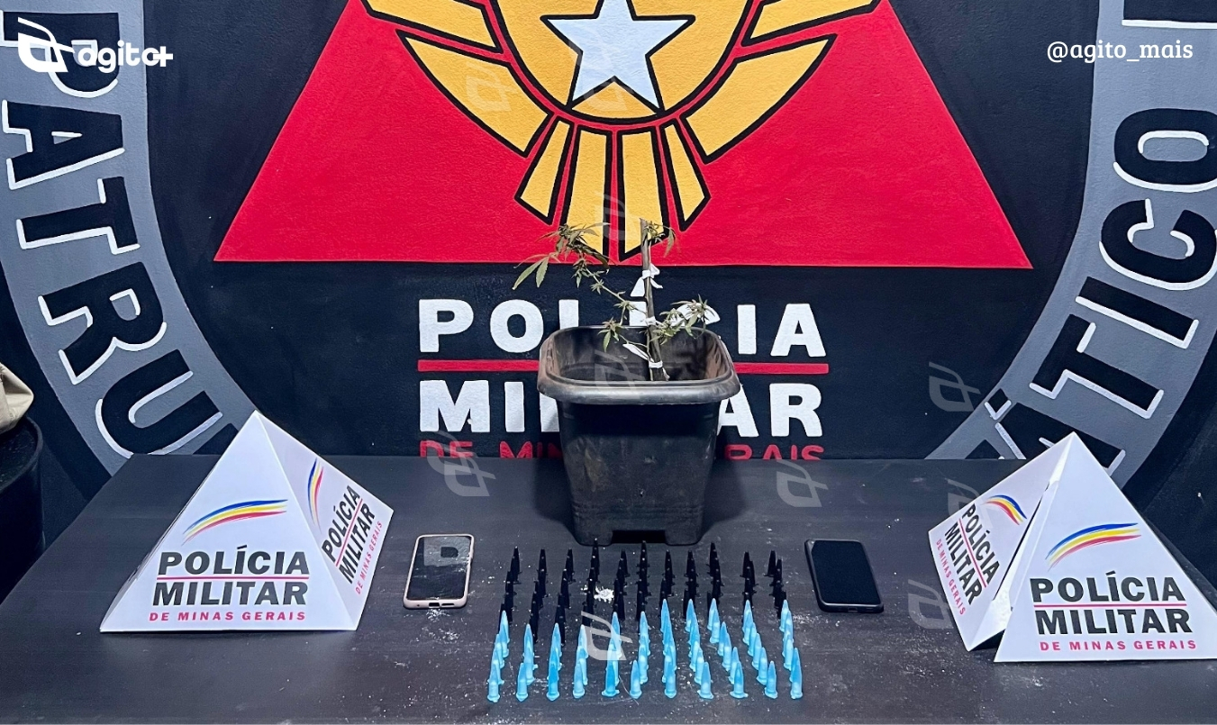 No imóvel, havia também um pé de maconha e um celular com registro de furto. O suspeito foi conduzido à delegacia e o caso segue em investigação. Foto — Polícia Militar.