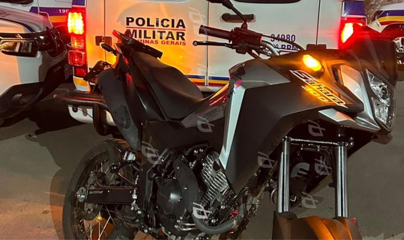 Motocicleta roubada é localizada pela PM no bairro Nossa Senhora da Piedade, em Ouro Preto. Foto — Polícia Militar.