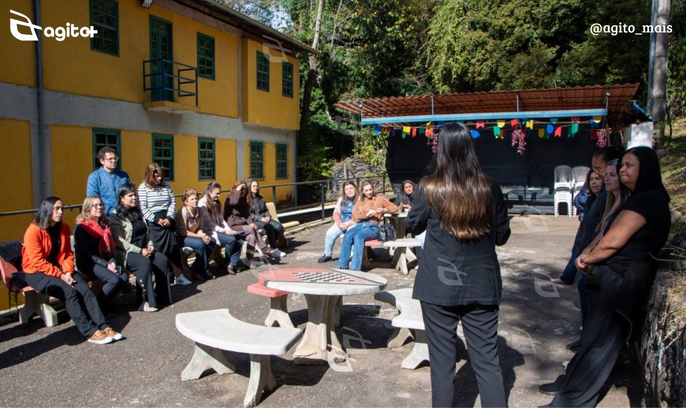Formação continuada capacita professores e gestores da educação infantil para uso de material didático. Foto — Prefeitura de Itabirito.