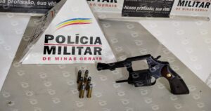 Jovem é flagrada com revólver em frente a escola após confronto envolvendo guarda e ex-marido. Foto — Polícia Militar.