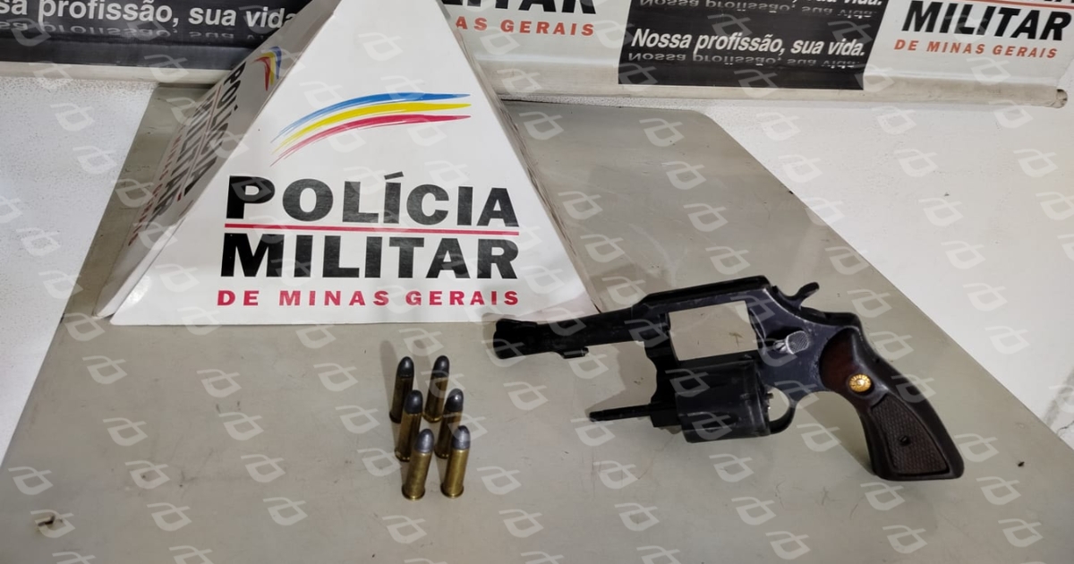 Jovem é flagrada com revólver em frente a escola após confronto envolvendo guarda e ex-marido. Foto — Polícia Militar.