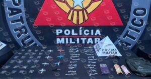 PM apreende 102 porções de drogas, arma de fogo e balança de precisão durante operação. Foto — Polícia Militar.
