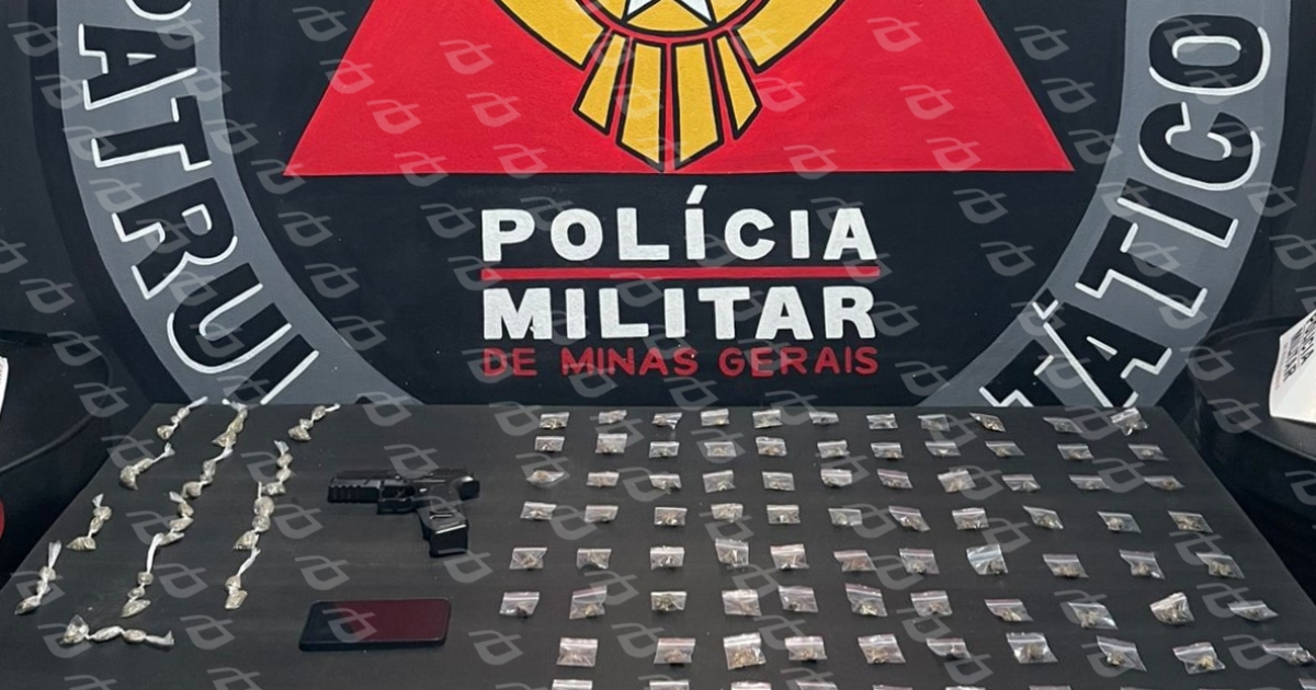 Jovem tentou fugir ao ver a viatura e jogou réplica de pistola em quintal no bairro Santa Rita de Cássia. Foto — Polícia Militar.