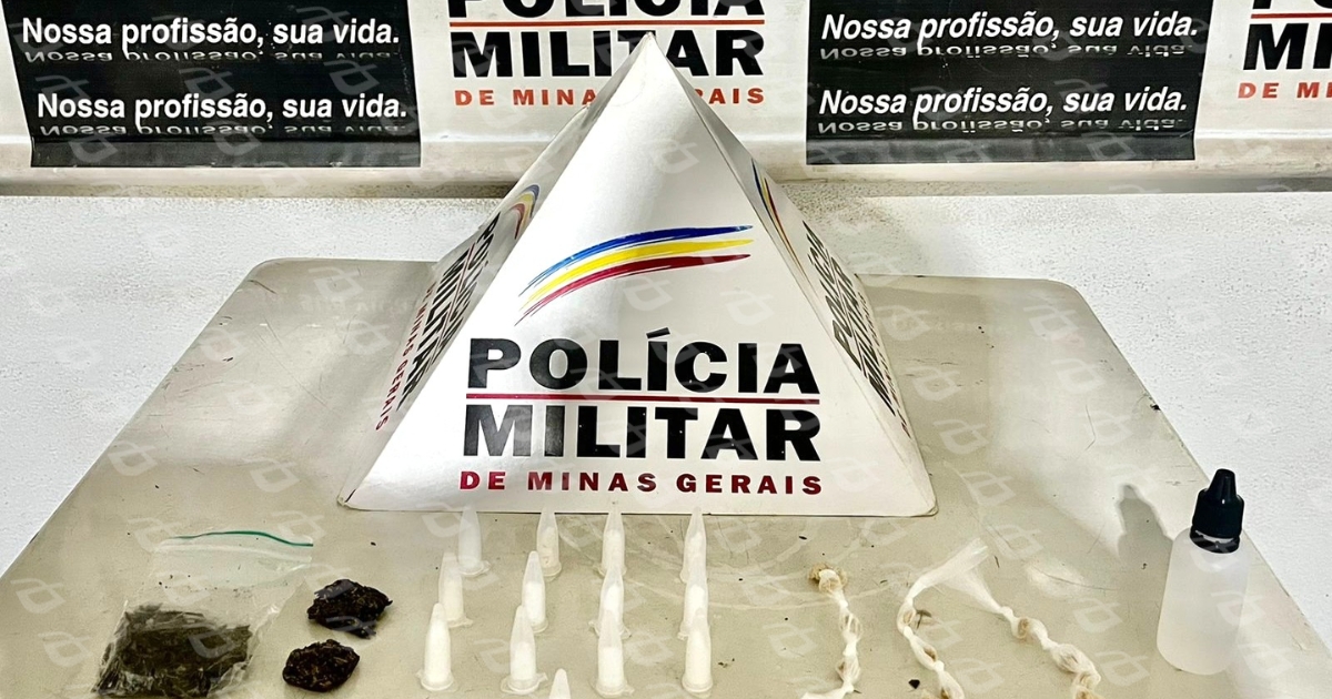 Ação ocorreu no bairro Santa Clara e resultou na apreensão de cocaína, maconha, crack e lança perfume. Foto — Polícia Militar.