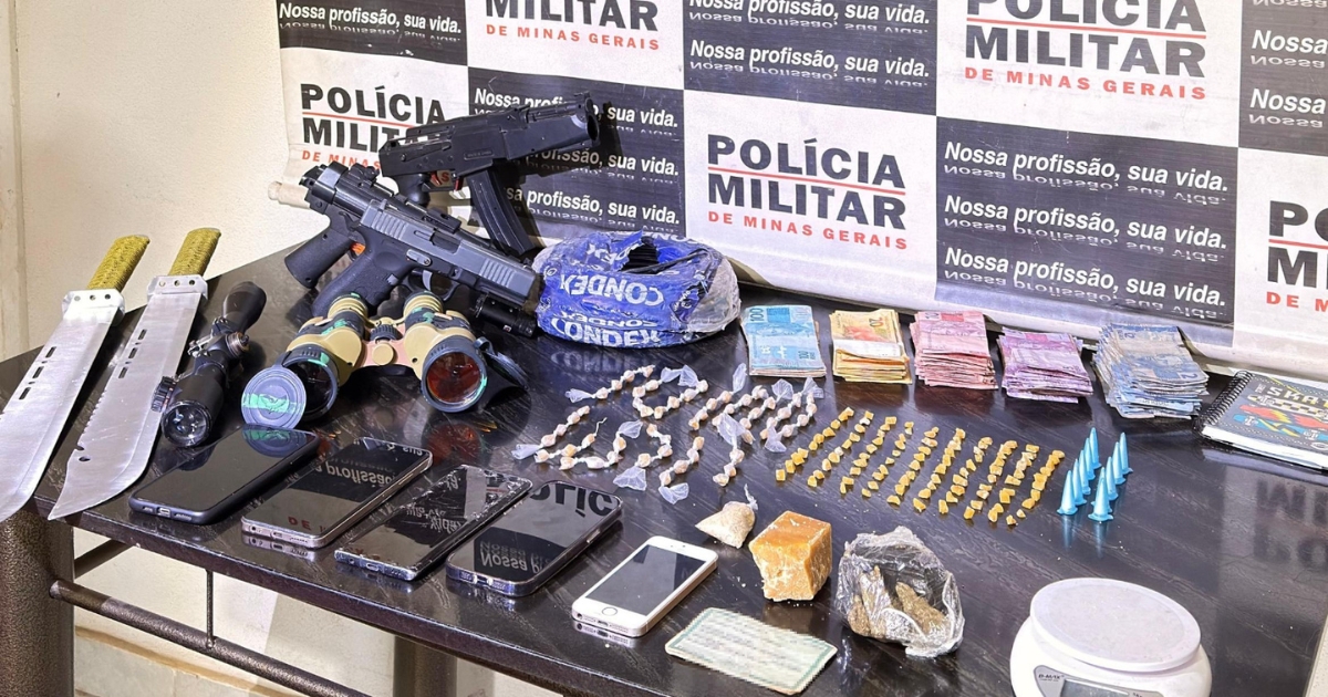 Denúncia anônima levou policiais ao imóvel onde foram encontrados entorpecentes e objetos suspeitos. Foto — Polícia Militar.