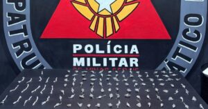 Adolescente de 17 anos foi flagrado enterrando sacola com entorpecentes em área de vegetação. Foto — Polícia Militar.