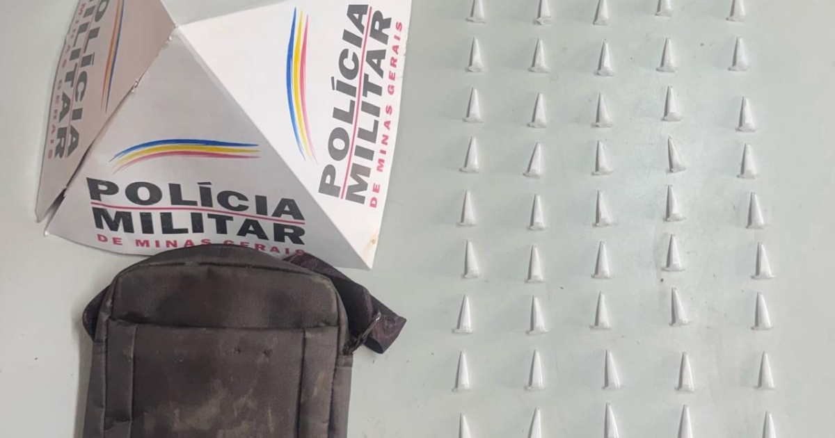 Bolsa com 50 pinos de cocaína é deixada por suspeito durante fuga em escadaria de Itabirito. Foto — Polícia Militar.