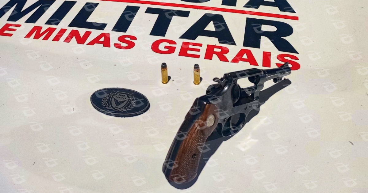 Revólver calibre 32 e dois cartuchos foram encontrados na garagem do suspeito na invasão da Serrinha. Foto — Polícia Militar.