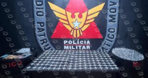 Operação do Tático Móvel intercepta ponto de armazenamento de entorpecentes após denúncia anônima em bairro de Itabirito. Foto — Polícia Militar.