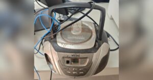 Suspeito é localizado com objeto furtado e contido após tentativa de fuga em área residencial. Foto — Guarda Municipal de Itabirito.