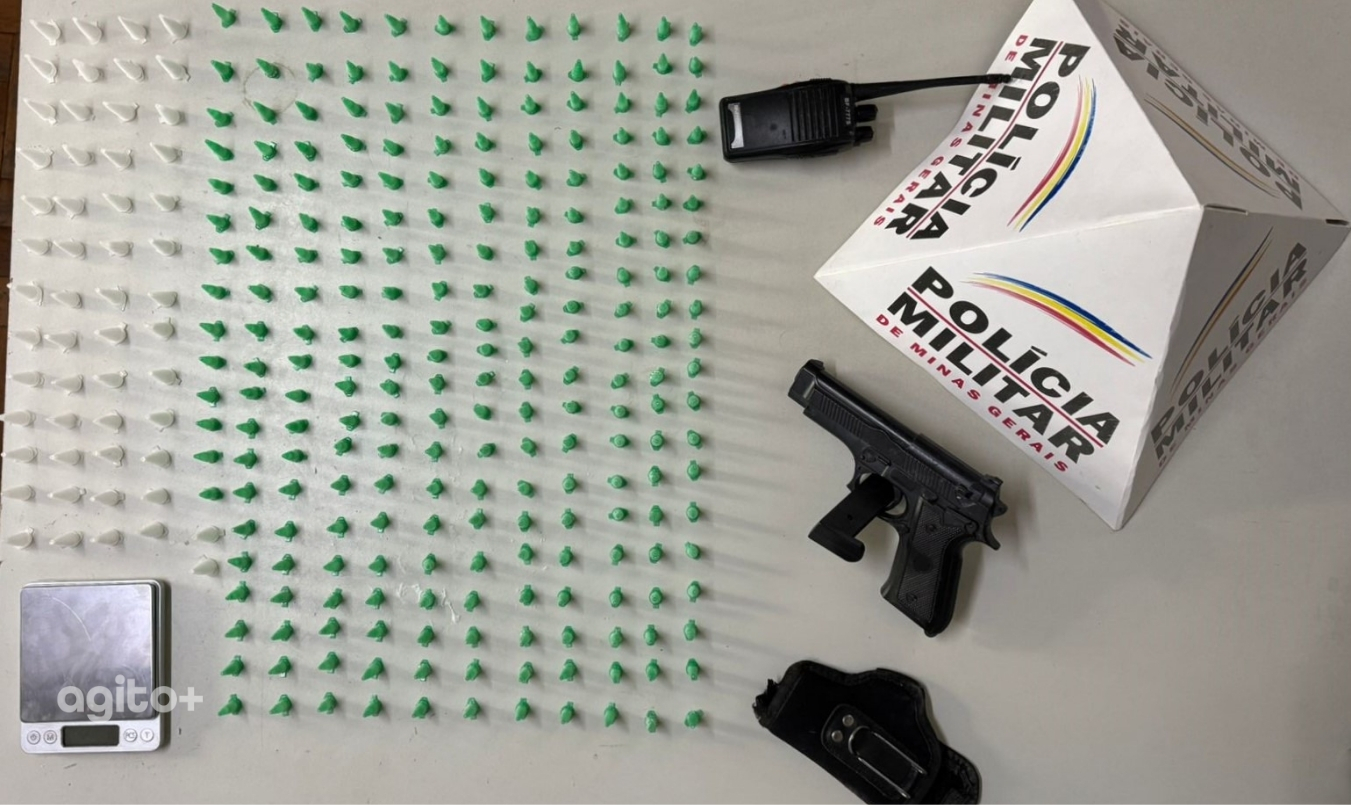 Ação ocorreu após denúncia anônima; materiais foram encontrados em sacolas descartadas por suspeitos que fugiram ao notar a presença policial. Foto — Polícia Militar.