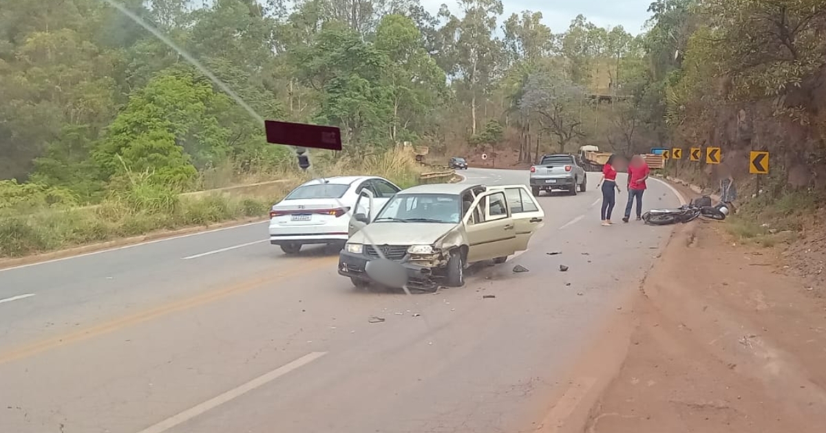 Motociclista suspeita de fratura de fêmur após acidente na subida para BH. Foto — reprodução grupos de WhatsApp.