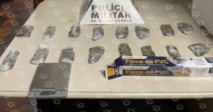 Suspeitos fugiram ao ver viatura e se esconderam em residência onde entorpecentes foram encontrados no quintal. Foto — Polícia Militar.