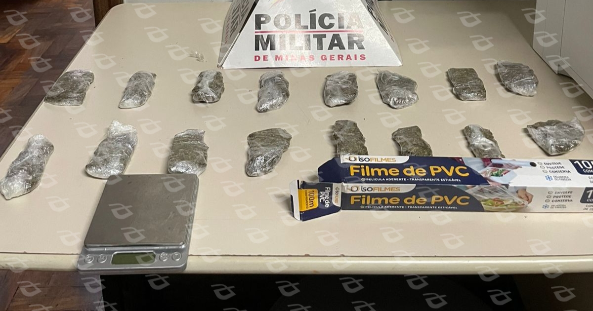 Suspeitos fugiram ao ver viatura e se esconderam em residência onde entorpecentes foram encontrados no quintal. Foto — Polícia Militar.