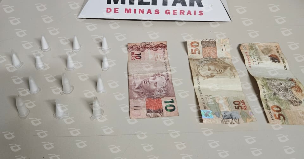 Durante operação no bairro Marzagão, PM apreende 13 pinos de cocaína e R$110 em espécie. Foto — Polícia Militar.
