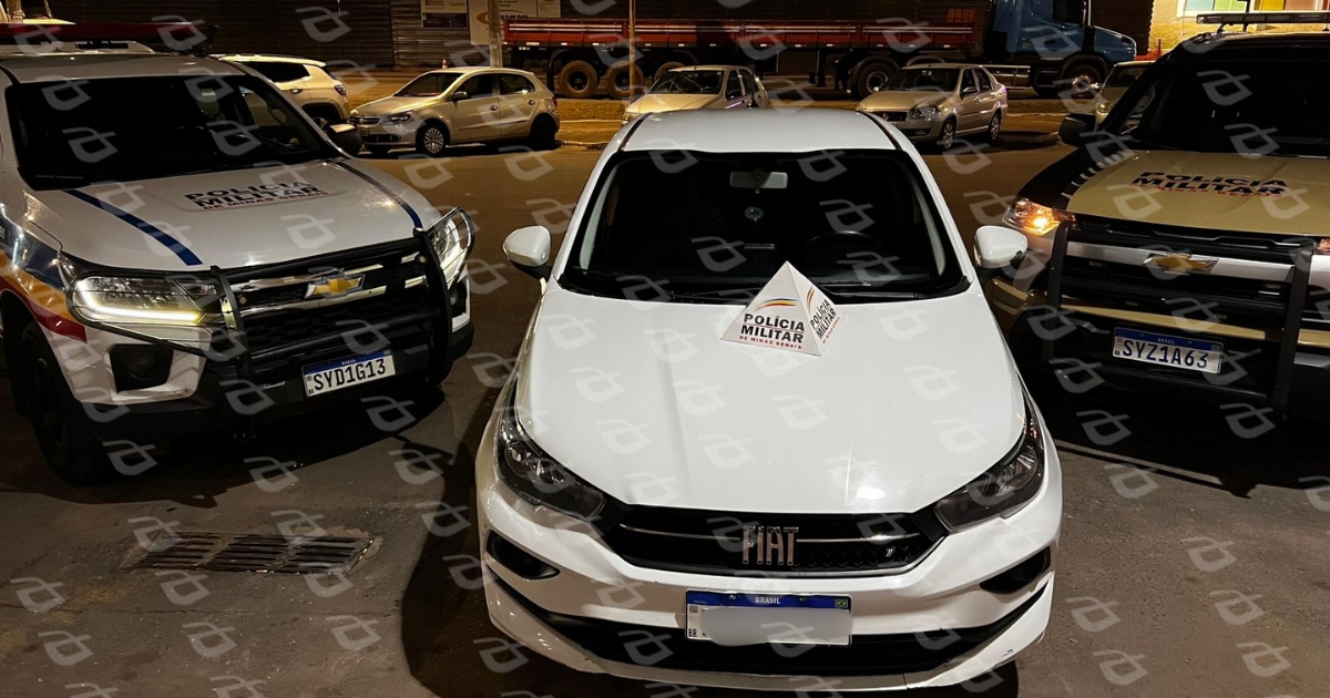 Suspeito é detido com carro furtado e celulares sem origem comprovada após denúncia anônima em Ouro Preto. Foto — Polícia Militar.