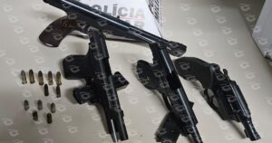 Polícia apreende arsenal escondido após denúncia de ameaça doméstica em bairro central de Itabirito. Foto — Polícia Militar.