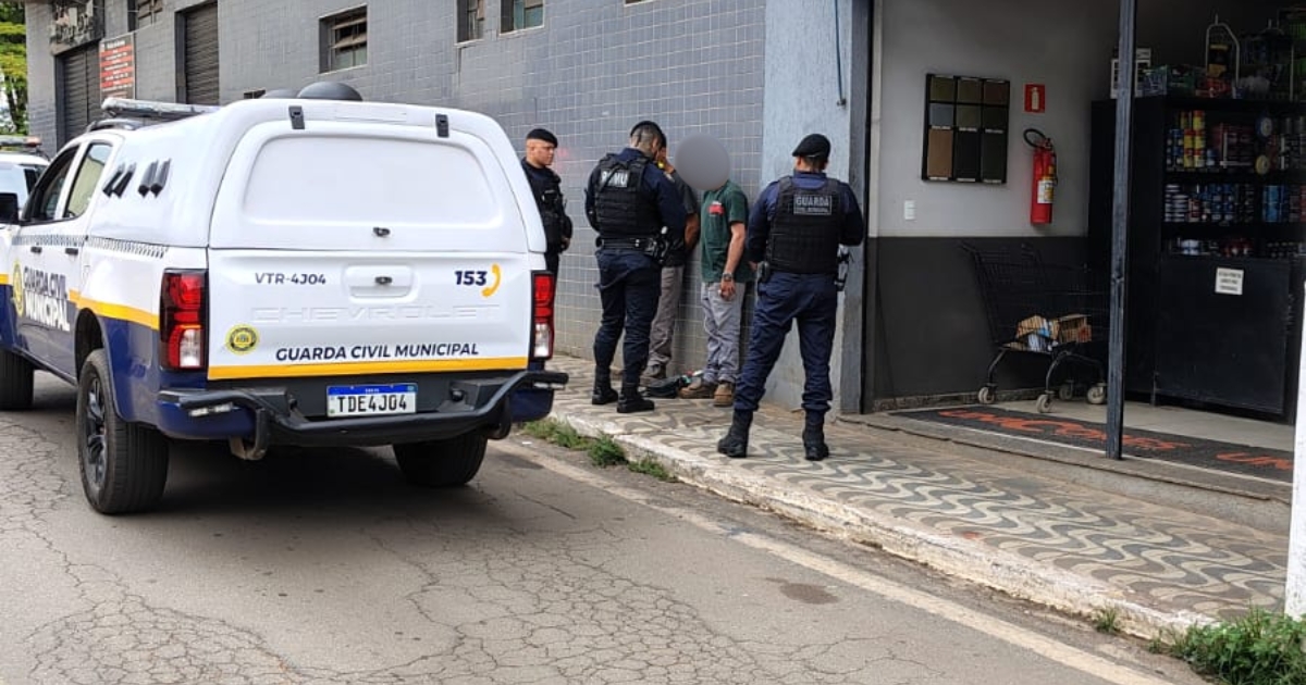 Dupla é flagrada com entorpecentes após denúncia anônima e tentativa de evasão em bairro central de Itabirito. Foto — Guarda Municipal de Itabirito.