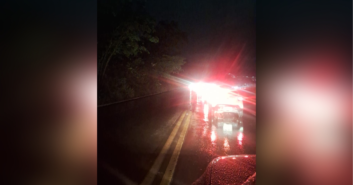 Acidente entre dois carros mobiliza equipes de resgate e interdita trecho da rodovia em Itabirito. Foto — reprodução grupos de WhasAtpp.