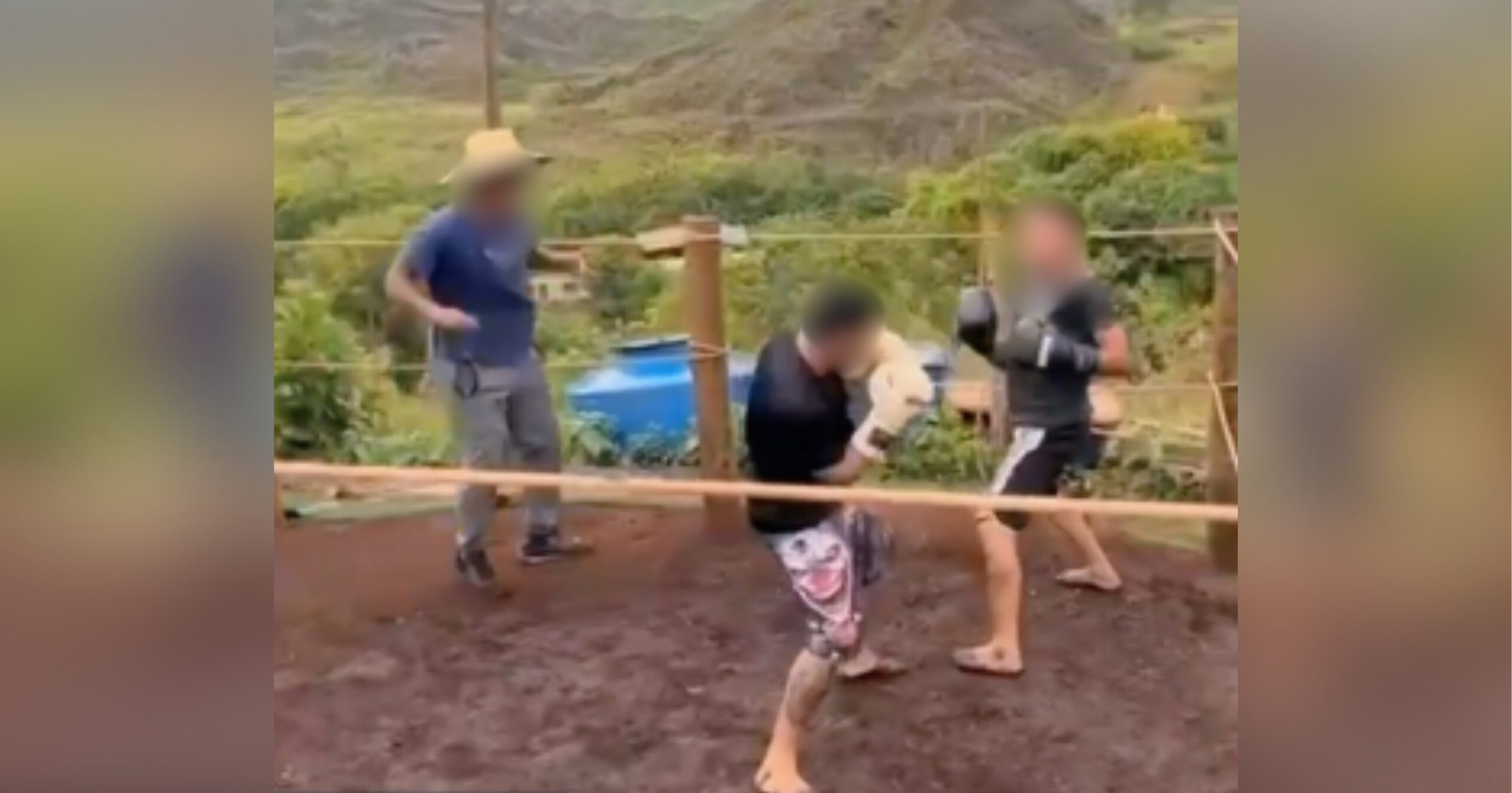 Evento ilegal reunia dezenas de pessoas, incluindo crianças e adolescentes, em loteamento atrás do cemitério. Foto — reprodução redes sociais.