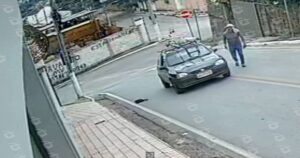 Câmeras registram retirada de bolsa em rua de Matozinhos; dona teme uso indevido de documentos. Foto — cedidas ao Agito Mais.