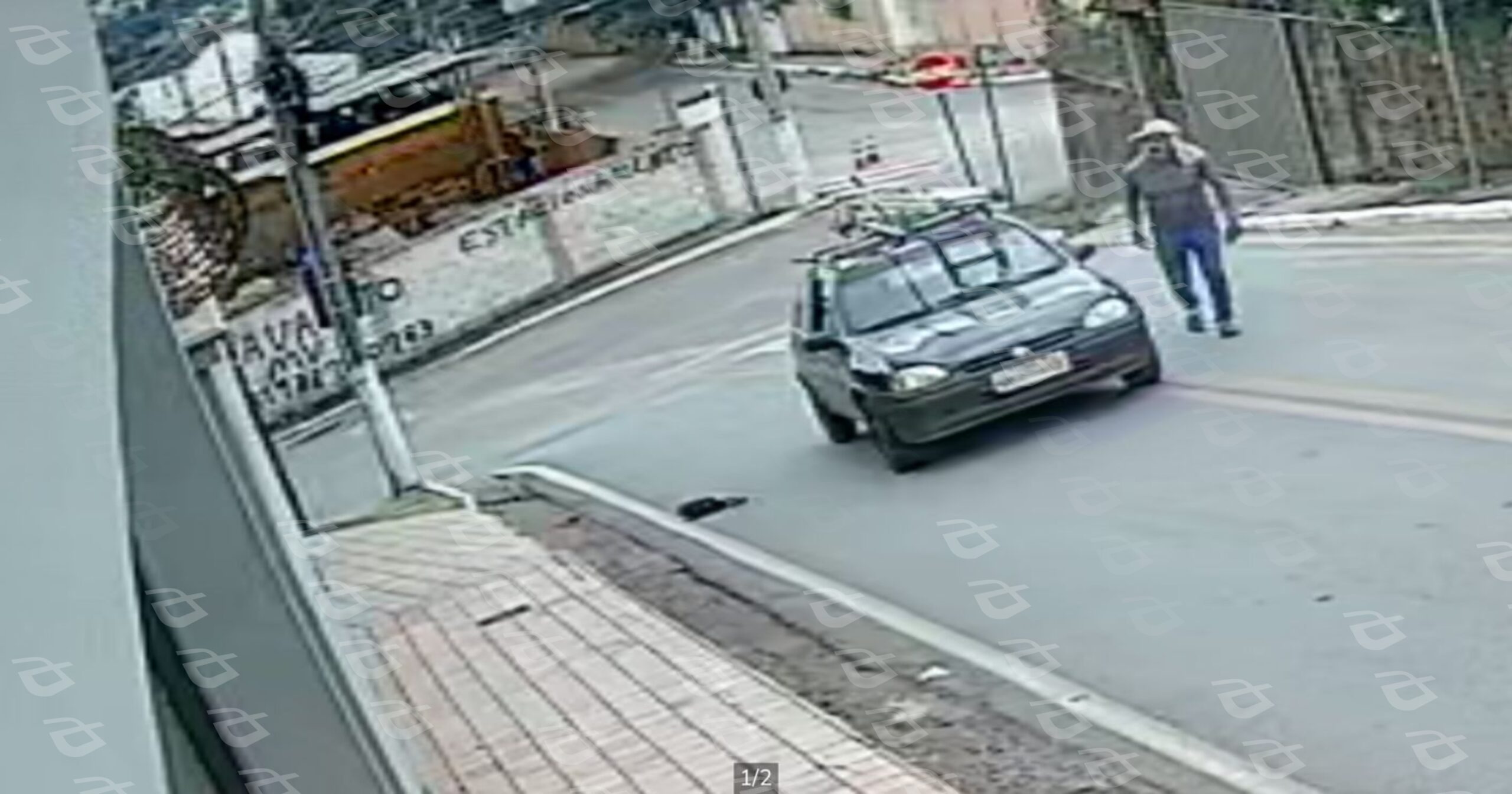 Câmeras registram retirada de bolsa em rua de Matozinhos; dona teme uso indevido de documentos. Foto — cedidas ao Agito Mais.