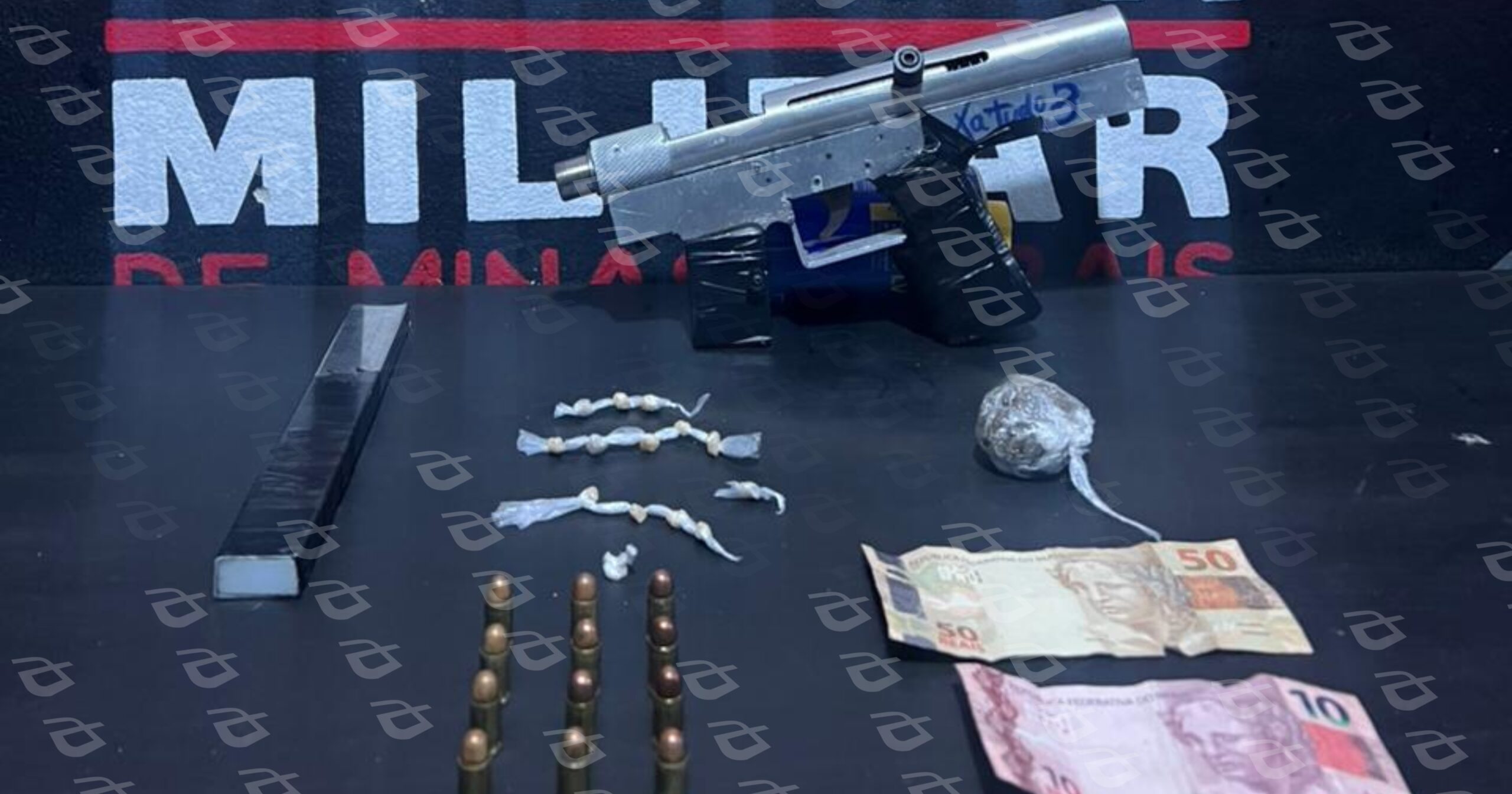 Ação no bairro Gutierrez, resultou em flagrante por tráfico de drogas e posse ilegal de arma de fogo. Foto — Polícia Militar.