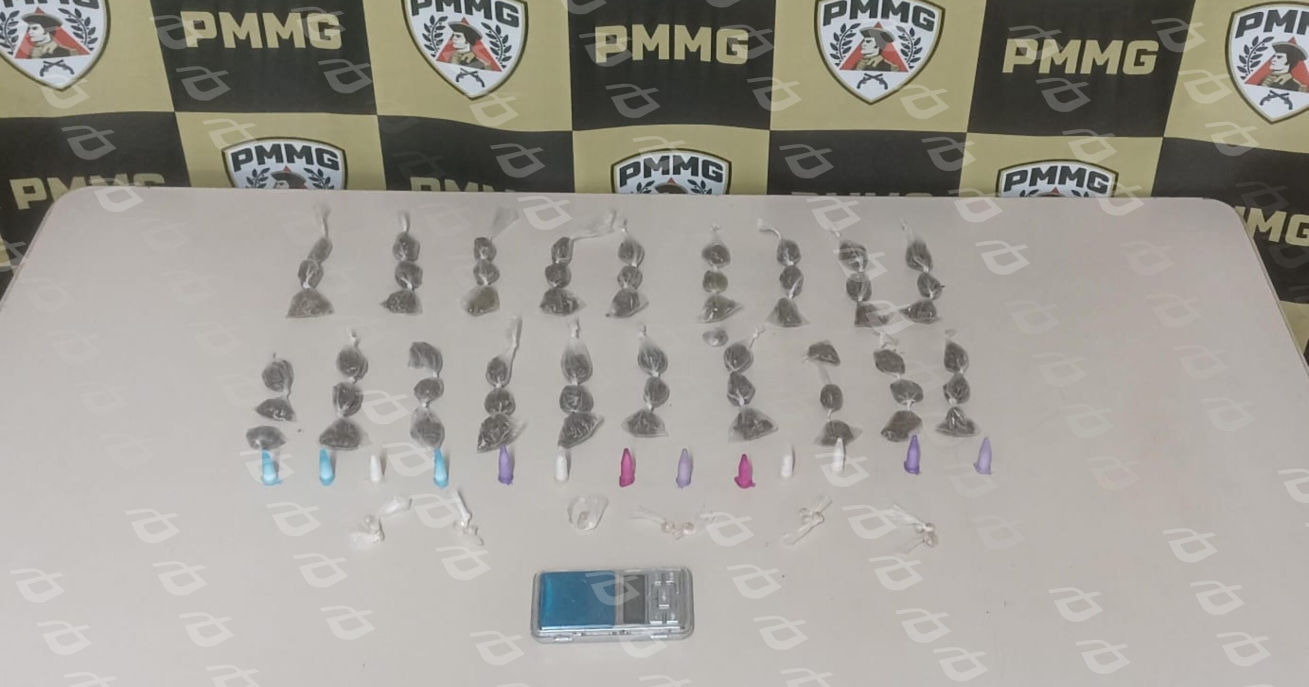 Ação policial em bairro de Itabirito resulta na apreensão de drogas e equipamentos usados no tráfico. Foto — cedidas ao Agito Mais.