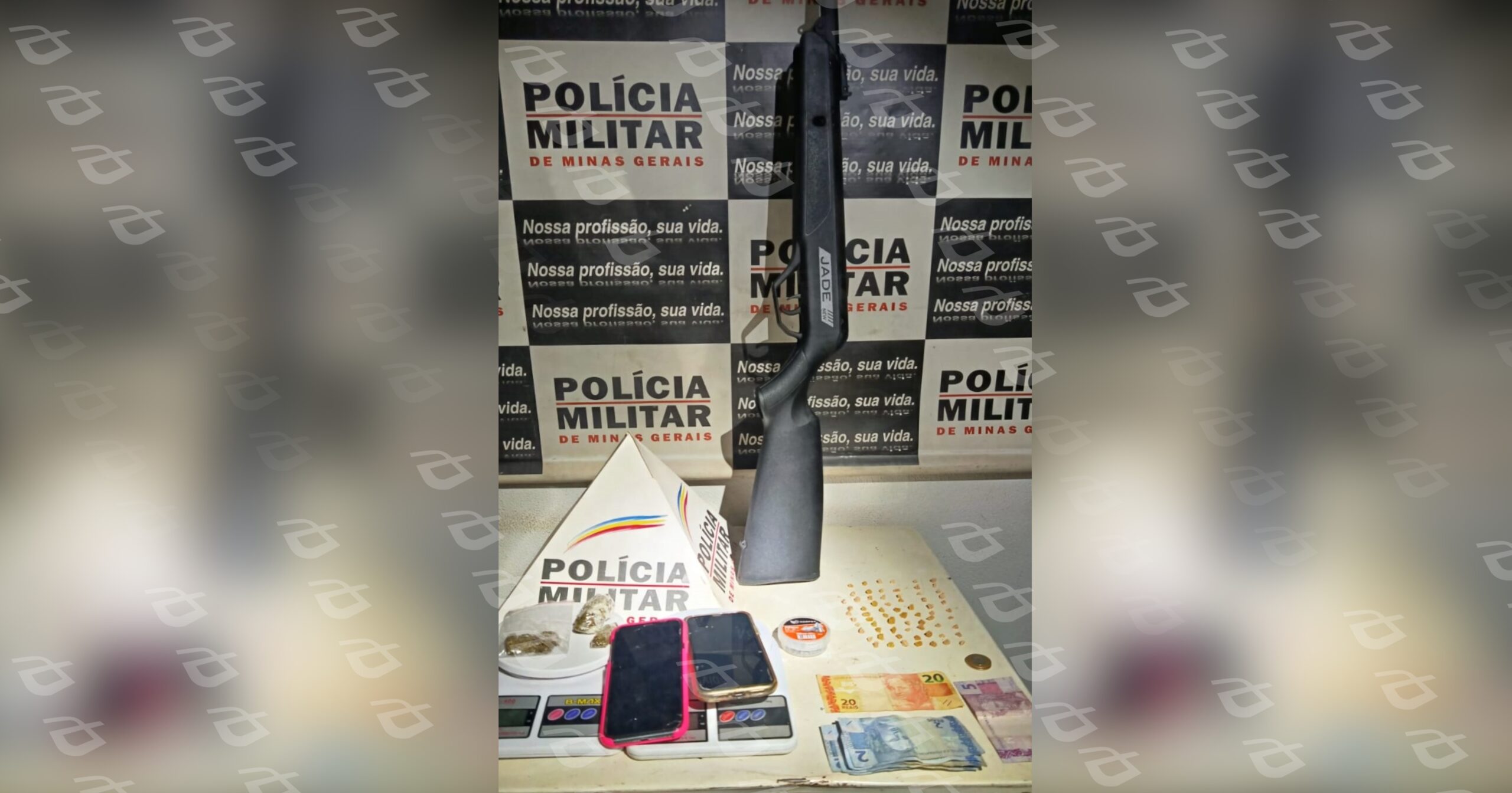 Ação policial na Vila do Sapo encontrou espingarda, balanças de precisão, celulares e dinheiro. Foto — Polícia Militar.