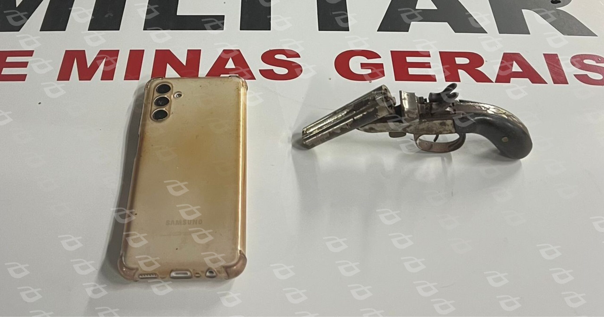 Suspeito capturado em operação noturna após tentativa de fuga em distrito mineiro. Foto — Polícia Militar.