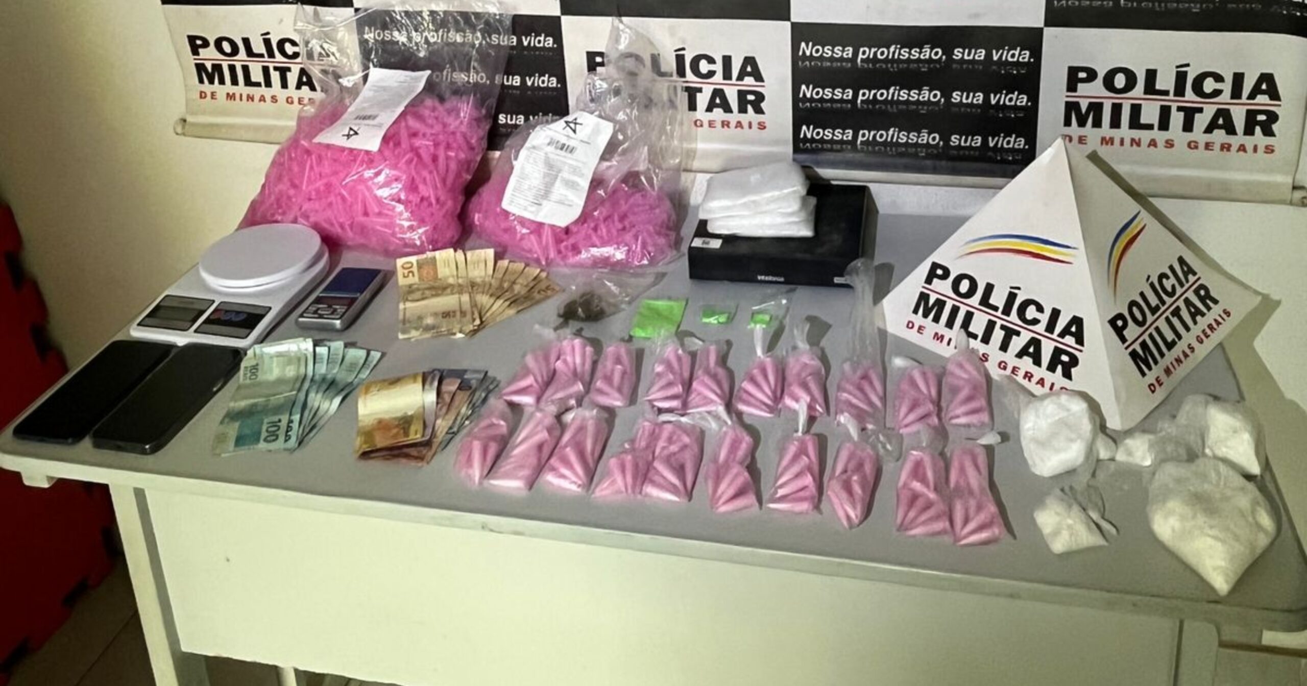 Operação policial em distrito rural de Mariana apreende drogas, dinheiro e equipamentos de tráfico. Foto — Polícia Militar.