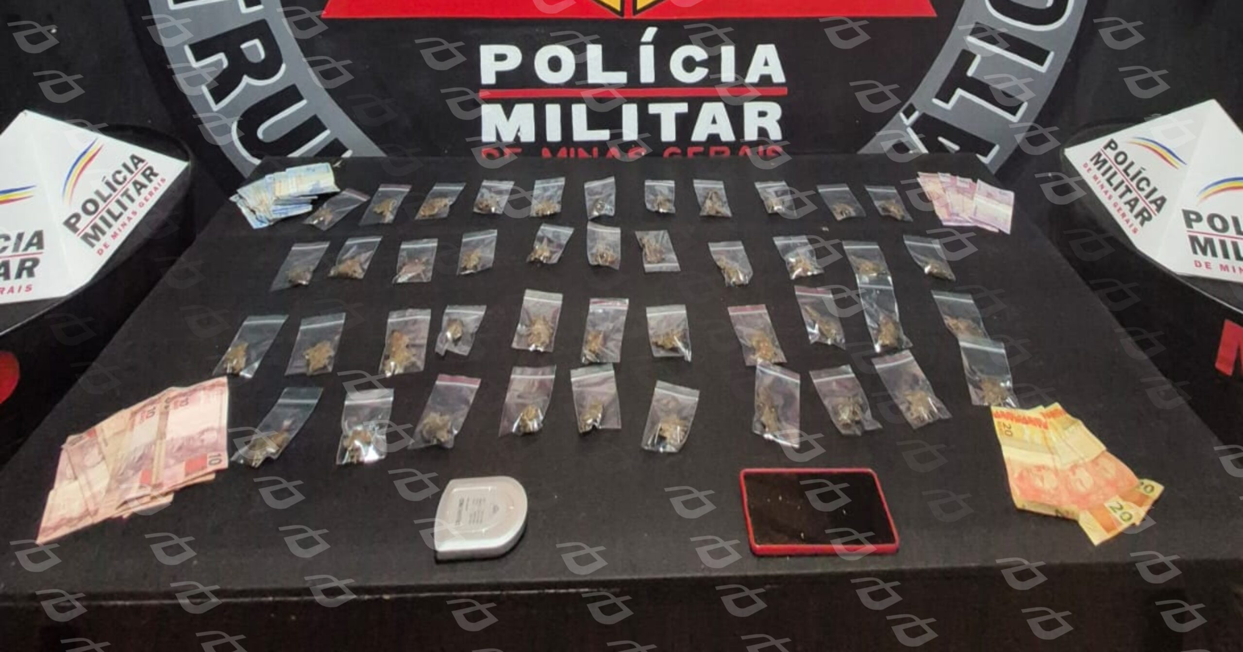Suspeito é capturado após tentativa de fuga e materiais ilícitos são apreendidos em operação policial. Foto — Polícia Militar.