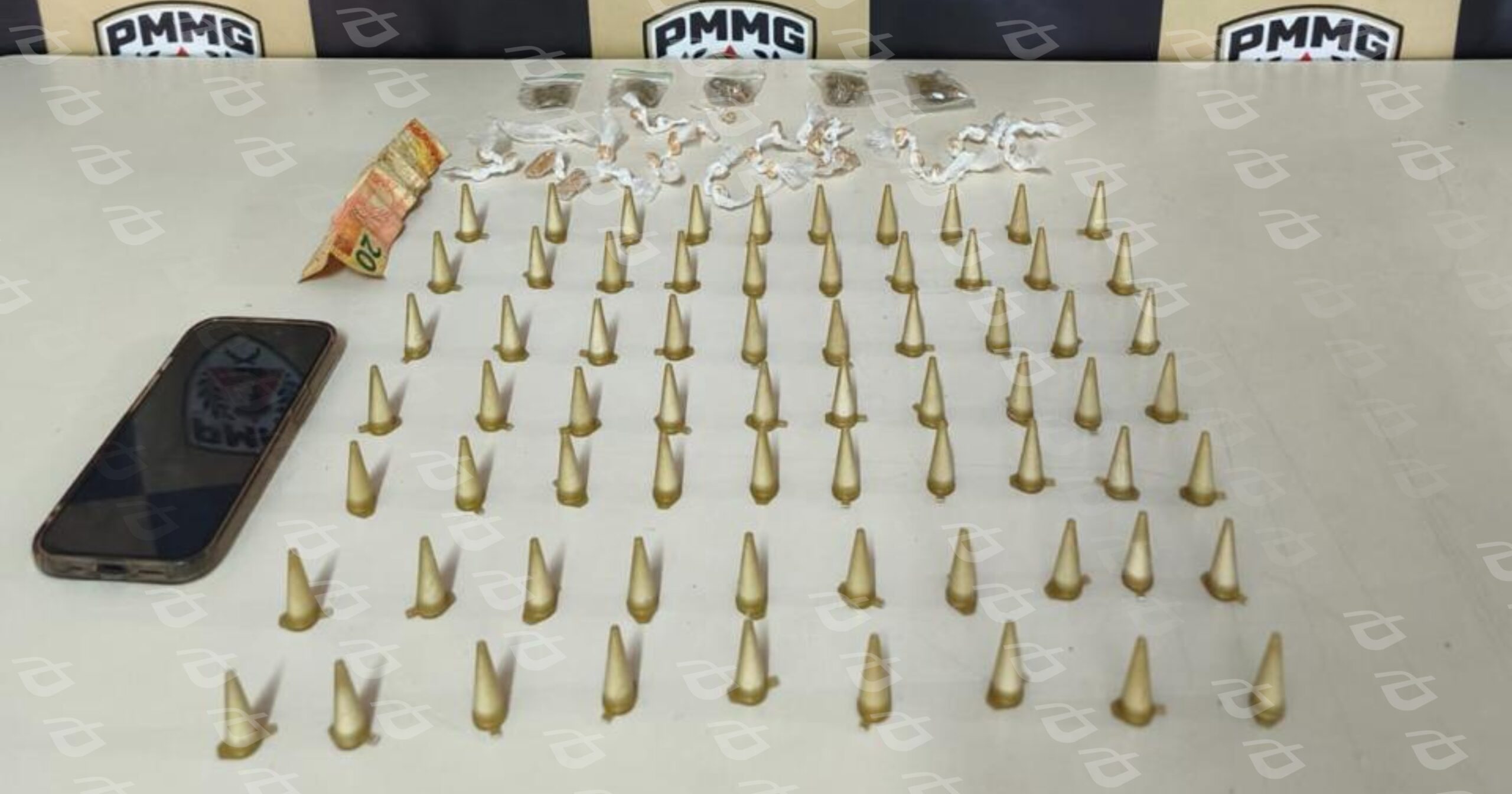 Com ele foram encontrados entorpecentes variados, dinheiro e um celular. Foto — cedidas ao Agito Mais.