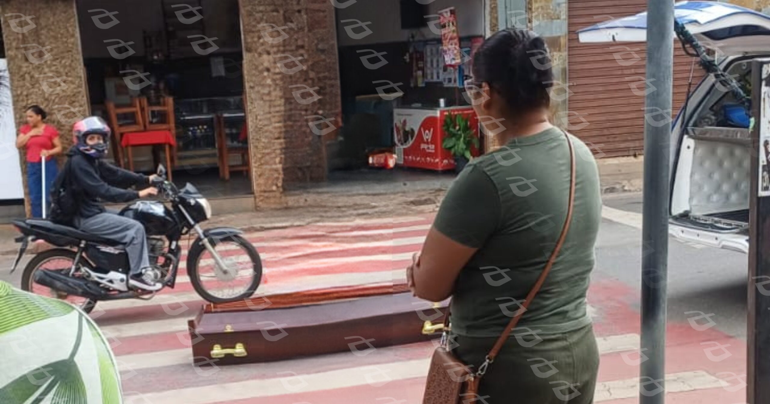 Urna funerária despenca de veículo em via movimentada de Itabirito e gera repercussão entre moradores e internautas. Foto — reprodução redes sociais.