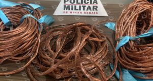 Material foi localizado após denúncia de que suspeito com mandado de prisão estaria escondido em imóvel na Rua Padre Ângelo. Foto — Polícia Militar.