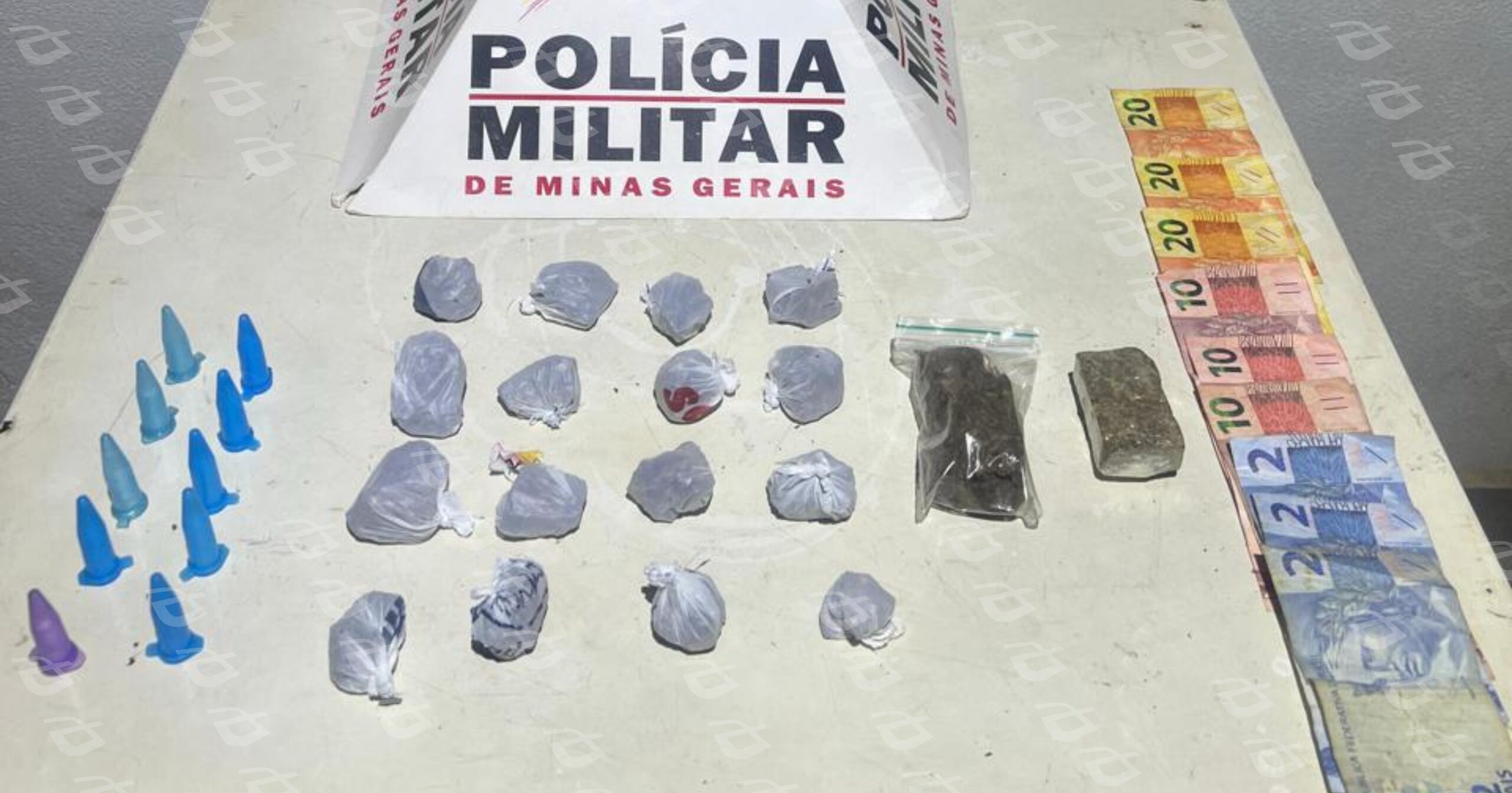 Operação da Polícia Militar em Mariana apreendeu 10 pinos de cocaína, 16 porções de maconha, um celular e R$96,00 no bairro Santo Antônio. Foto — Polícia Militar.