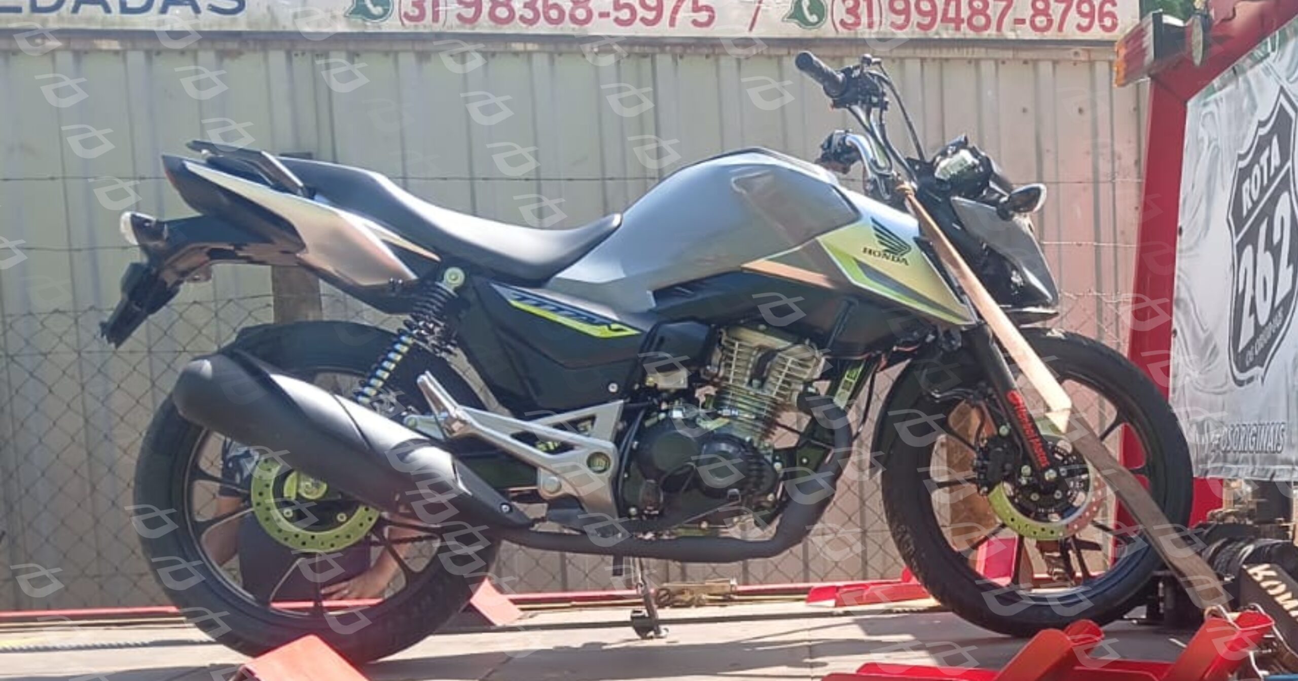 Mesmo após o acidente, tentou fugir a pé, sendo contido pelos militares. Constatou-se que o homem não possuía habilitação e acumulava antecedentes por tráfico e homicídio. Foto — Polícia Militar.