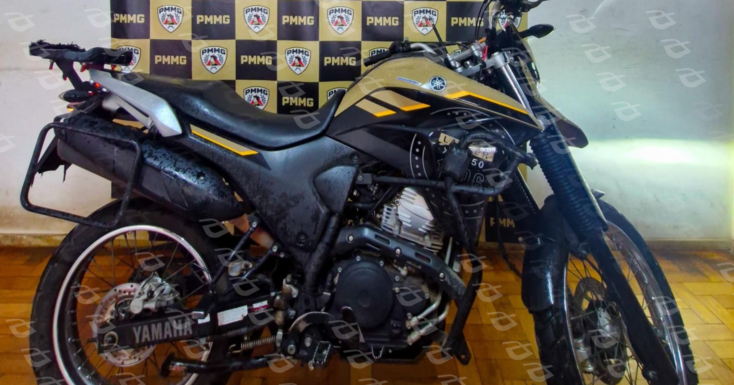 A motocicleta estava caída em via pública sem placas, levantando suspeita de irregularidade. Foto — Polícia Militar.