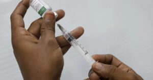 Secretaria de Saúde organiza cronograma em etapas, iniciando com idosos de 80 anos ou mais, gestantes, puérperas e crianças de seis meses a cinco anos. Foto — Agência Brasil.