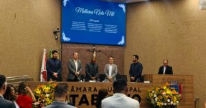 Solenidade reconheceu trajetórias de mulheres em áreas como educação, saúde, comércio, cultura e ação social, com indicações feitas por cada vereador. Foto — Agito Mais.