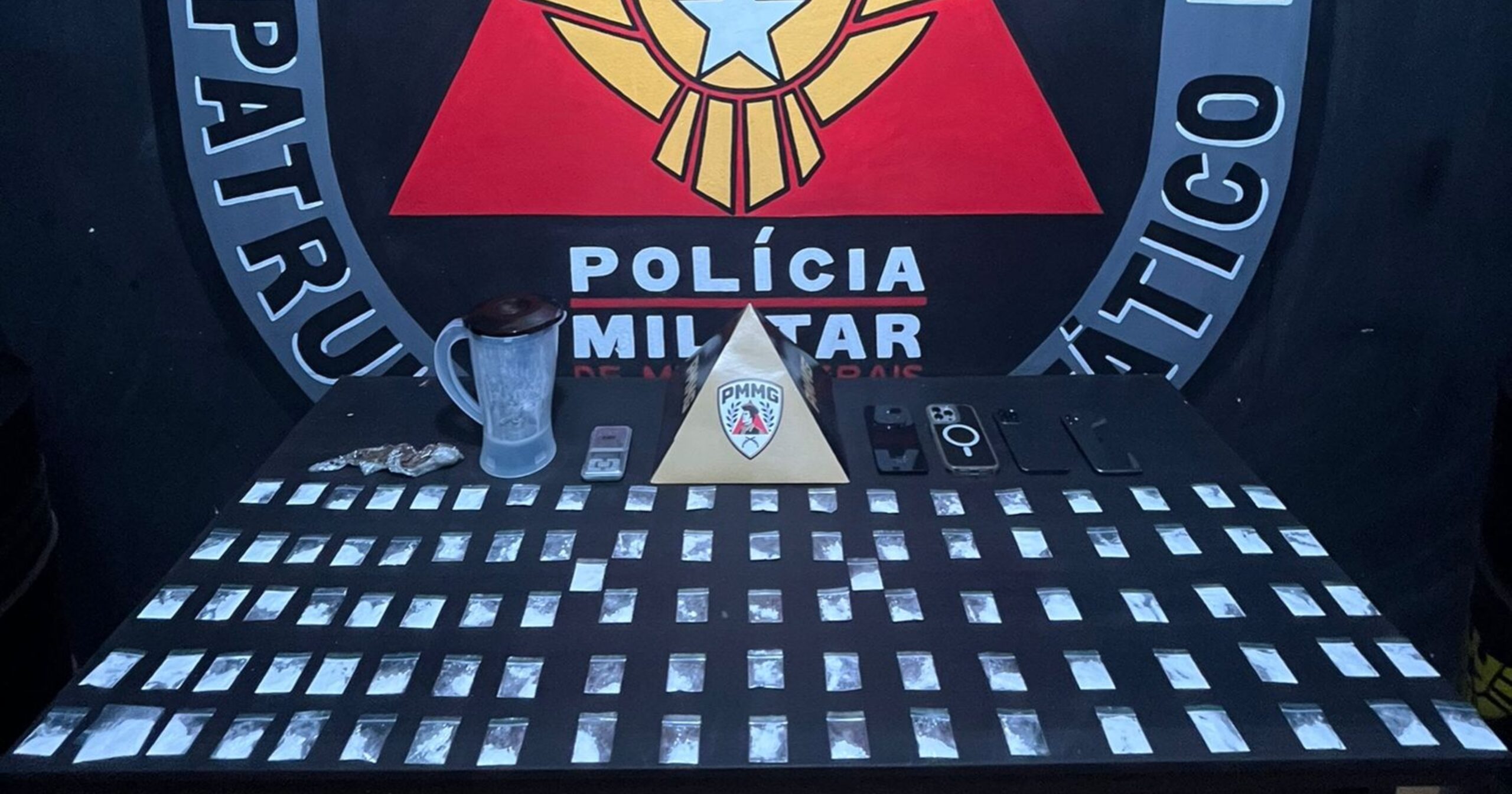 Operação do Tático Móvel localizou drogas, celulares, balança de precisão e motocicleta. Foto — Polícia Militar.